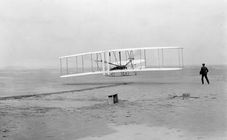 Pesawat Wright 1903, pesawat pertama yang berhasil diterbangkan pada 17 Desember di dekat Kitty Hawk, sebuah desa di Outer Banks, Carolina Utara.