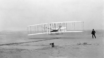 Penerbangan pesawat pertama berlangsung pada 7 Desember 1903 di Kitty Hawk, North Carolina oleh Wright bersaudara. Itu adalah penerbangan pertama dari empat penerbangan pendek yang lepas landas hari itu. Nah 66 tahun kemudian pada tahun 1969, NASA mendarat di bulan. Benar-benar gila memikirkan seberapa cepat evolusi teknologi penerbangan. Foto: Library of Congress, Washington, D.C