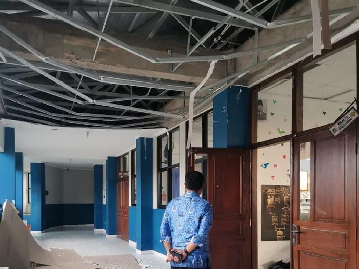 Hujan deras disertai angin kencang terjadi di Kota Tangerang. Sejumlah fasilitas di SMPN 32 Kota Tangerang rusak akibat diterjang angin kencang.