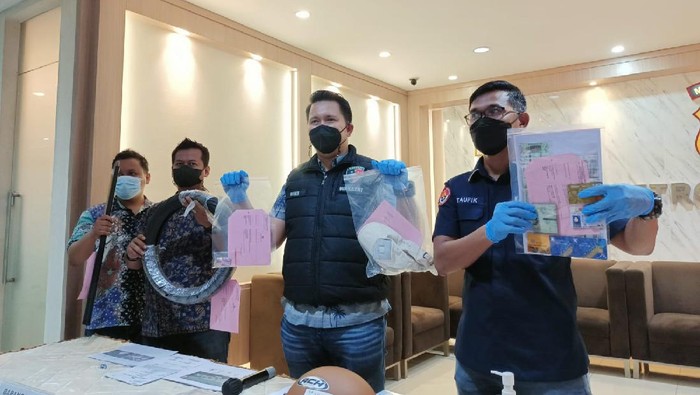 Polisi tangkap pencuri uang keluarga pasien RS di Jakbar
