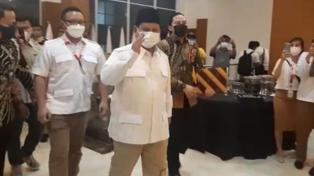 Ketum Gerindra Prabowo Subianto sampai di Hotel Grand Sahid, Jakarta, guna menghadiri Kongres Ke-3 Tidar, Jumat (17/12/2021).