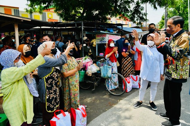 Kristin, penjaga gerai jaket itu mengaku terkejut Presiden mampir ke tokonya dan membeli produk karya UMKM Blora. Aku deg-degan pol, senang banget, Presiden mau mampir ke Blora walaupun kota kecil, ucap Kristin, dalam rilis tersebut. (Foto: Dok. Biro Pers Istana)
