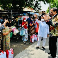 Kristin, penjaga gerai jaket itu mengaku terkejut Presiden mampir ke tokonya dan membeli produk karya UMKM Blora. Aku deg-degan pol, senang banget, Presiden mau mampir ke Blora walaupun kota kecil, ucap Kristin, dalam rilis tersebut. (Foto: Dok. Biro Pers Istana)
