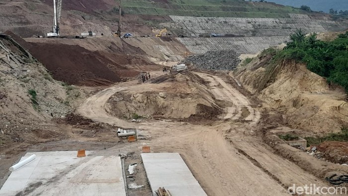 Progres Tol Cisumdawu di Kawasan Rawan Longsor Tol Cileunyi-Sumedang-Dawuan (Cisumdawu) kemungkinan tidak akan dioperasikan seluruhnya di akhir tahun 2021. Pantauan detikcom di lokasi, proyek tol di kawasan rawan longsor itu masih banyak yang harus dikerjakan, Jumat, (17/12/2021).