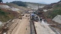 Seperti inilah progres pengerjaan tol Cisumdawu di kawasan rawan longsor yang berada di Desa Sirnamulya, Kecamatan Sumedang Utara, Kamis (16/12/2021).