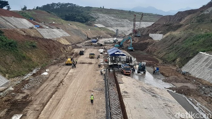 Tol Cileunyi-Sumedang-Dawuan (Cisumdawu) kemungkinan tidak akan  dioperasikan seluruhnya di akhir tahun 2021. Pantauan detikcom di lokasi, proyek tol di kawasan rawan longsor itu masih banyak yang harus dikerjakan, Jumat, (17/12/2021).