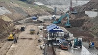 Sejumlah alat berat tampak sedang melakukan pengerjaan di sebuah tebing tinggi di kawasan rawan longsor di Desa Sirnamulya.