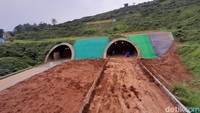 Sementara itu, terowongan tol Cisumdawu yang berada di Desa Rancakalong dari sebelumnya bersih rapi, kini dipenuhi lumpur tanah merah.