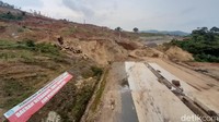 Tampak badan jalan yang belum dilakukan betonisasi.