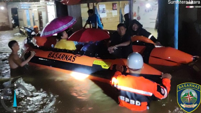 Proses Evakuasi Warga Terdampak Banjir di Gunungsitoli (Foto: dok. Humas Basarnas Nias)