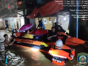 Banjir Hingga 2 Meter Rendam Rumah Warga di Gunungsitoli Sumut