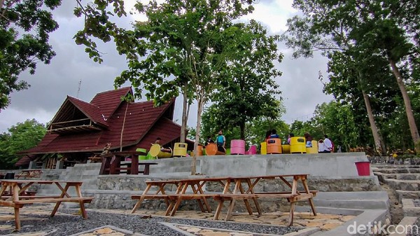 Jika menengok ke arah barat laut, akan terlihat jajaran Perbukitan Menoreh, sebuah pegunungan kapur yang membentang di kawasan Kulon Progo (DIY), Purworejo, dan Magelang (Jawa Tengah). Jika menengok ke arah barat laut, akan terlihat jajaran Perbukitan Menoreh, sebuah pegunungan kapur yang membentang di kawasan Kulon Progo (DIY), Purworejo, dan Magelang (Jawa Tengah).
