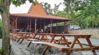 Adapun menu makanan yang tersedia di sini mulai dari makanan ringan seperti gorengan, hingga makanan berat di antaranya nasi ingkung.