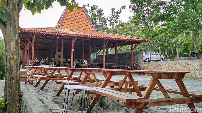 Kulon Progo, Daerah Istimewa Yogyakarta (DIY) punya destinasi wisata baru yang sedang viral. Bernama Puncak Saka, destinasi ini menyajikan pemandangan alam laiknya negeri di atas awan, Jumat, (17/12/2021).
