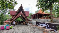 Destinasi ini dinamakan Puncak Saka karena letaknya berada di sebuah bukit yang oleh warga setempat biasa disebut Bukit Saka Gelap. 