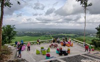 Kulon Progo, Daerah Istimewa Yogyakarta (DIY) punya destinasi wisata baru yang sedang viral. Bernama Puncak Saka, destinasi ini menyajikan pemandangan alam laiknya negeri di atas awan, Jumat, (17/12/2021).
