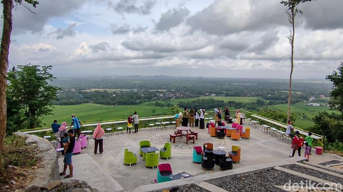 Puncak Saka Kulon Progo, Negeri di Atas Awan yang Sedang Viral Kulon Progo, Daerah Istimewa Yogyakarta (DIY) punya destinasi wisata baru yang sedang viral. Bernama Puncak Saka, destinasi ini menyajikan pemandangan alam laiknya negeri di atas awan, Jumat, (17/12/2021).
