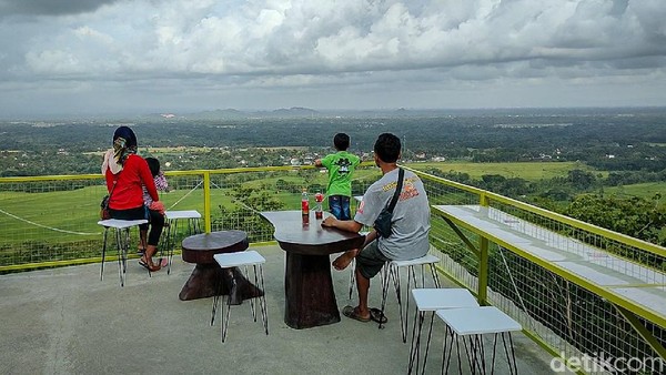 Di atas bukit tempat Puncak Saka berdiri, pengunjung dapat menyaksikan pemandangan alam berupa hamparan sawah dan permukiman penduduk yang berada di sebelah timur.