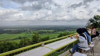 Sembari menikmati indahnya pemandangan alam di Puncak Saka, pengunjung bisa menyantap hidangan kuliner yang disajikan pengelola. Terdapat aneka makanan dan minuman yang patut dicoba.