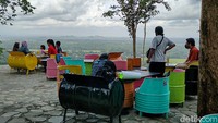 Dari jantung kota Yogyakarta, jarak yang harus ditempuh untuk menuju ke sini berkisar 30 km atau 30 menit perjalanan menggunakan kendaraan bermotor.