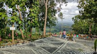 Apabila cuaca sedang cerah, megahnya Gunung Merapi dan Merbabu yang terletak di sisi timur laut bisa disaksikan dari lokasi ini.