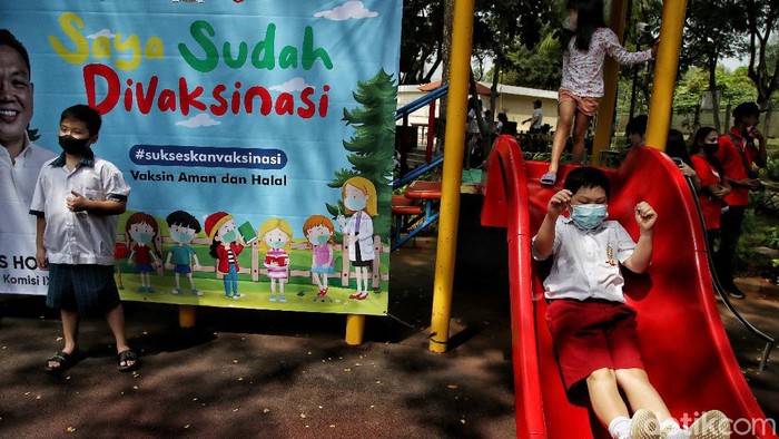 Vaksinator memberi vaksin Sinovac dosis pertama kepada anak-anak di kawasan Perumahan Layar Permai, Pantai Indah Kapuk, Jakarta Utara, Jumat (17/12).