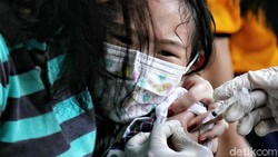 Vaksinasi COVID-19 untuk anak usia 6-11 tahun sudah dimulai. Anak-anak di kawasan Jakarta Utara pun antusias mengikutinya. Yuk intip potretnya.