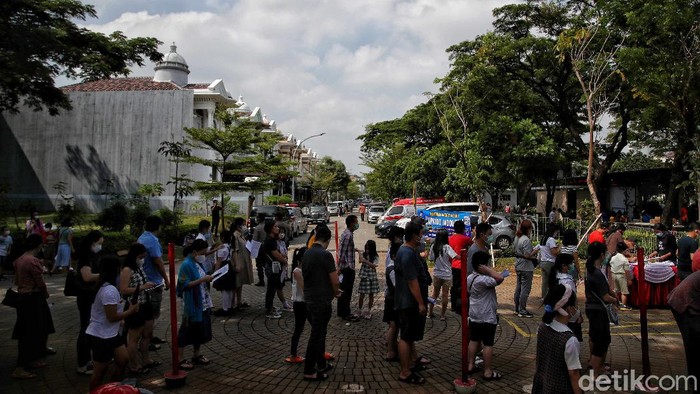 Vaksinator memberi vaksin Sinovac dosis pertama  kepada anak-anak di kawasan Perumahan Layar Permai, Pantai Indah Kapuk, Jakarta Utara, Jumat (17/12).