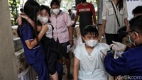 Terlihat ada anak yang berani dengan jarum suntik dan ada juga yang takut.