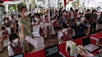 Antusias yang tinggi membuat vaksinasi anak di perumahan elite ini terlihat ramai.