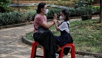 Ada juga yang dengan santai sambil bermain dan bercanda di taman sebelah sesaat sebelum menjalani vaksin covid untuk anak 6-11 tahun ini.
