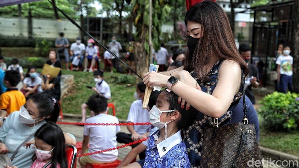 Ragam Ekspresi Ortu Saat Antar Vaksinasi Anaknya, Kamu yang Mana?