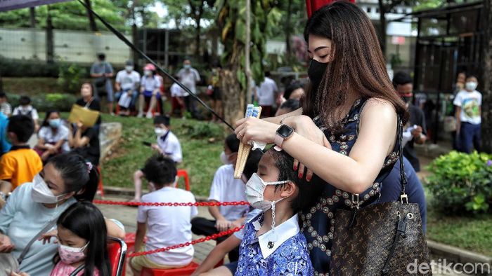 Beginilah wajah para orang tua yang setia mendampingi anak-anaknya saat melakukan vaksinasi anak usia 6-11 tahunu dengan vaksin Sinovac dosis 1 di Pantai Indah Kapuk, Jakarta Utara, Jumat (17/12).