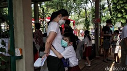 Beginilah wajah para orang tua yang dampingi anaknya untuk vaksinasi covid-19 untuk anak usia 6-11 tahun dosis 1 di Pantai Indah Kapuk, Jakarta Utara.
