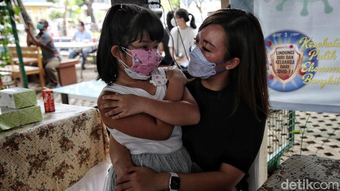 Beginilah wajah para orang tua yang setia mendampingi anak-anaknya saat melakukan vaksinasi anak usia 6-11 tahunu dengan vaksin Sinovac dosis 1 di Pantai Indah Kapuk, Jakarta Utara, Jumat (17/12).