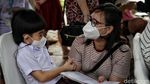 Ragam Ekspresi Ortu Saat Antar Vaksinasi Anaknya, Kamu yang Mana?