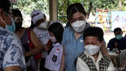 Beginilah wajah para orang tua yang dampingi anaknya untuk vaksinasi covid-19 untuk anak usia 6-11 tahun dosis 1 di Pantai Indah Kapuk, Jakarta Utara.