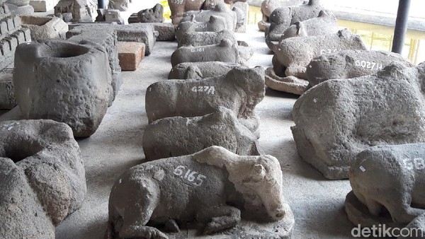 Arca yang paling banyak di sini yakni Nandi, yaitu berupa patung sapi dan Yoni yang melambangkan kesuburan. Ada pula dari bagian-bagian batu candi. (Ragil Ajiyanto/detikTravel) Arca yang paling banyak di sini yakni Nandi, yaitu berupa patung sapi dan Yoni yang melambangkan kesuburan. Ada pula dari bagian-bagian batu candi. (Ragil Ajiyanto/detikTravel)