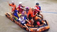 Dalam foto yang dibagikan oleh Penjaga Pantai Filipina ini, warga menaiki perahu karet di sepanjang banjir yang disebabkan oleh Topan Rai saat mereka dievakuasi ke tempat yang lebih tinggi di Cagayan de Oro City, Filipina selatan pada Kamis, 16 Desember 2021.