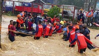 Puluhan ribu orang terdampak dievakuasi ke tempat yang lebih aman di Filipina selatan dan tengah ketika Topan Rai mendekat.