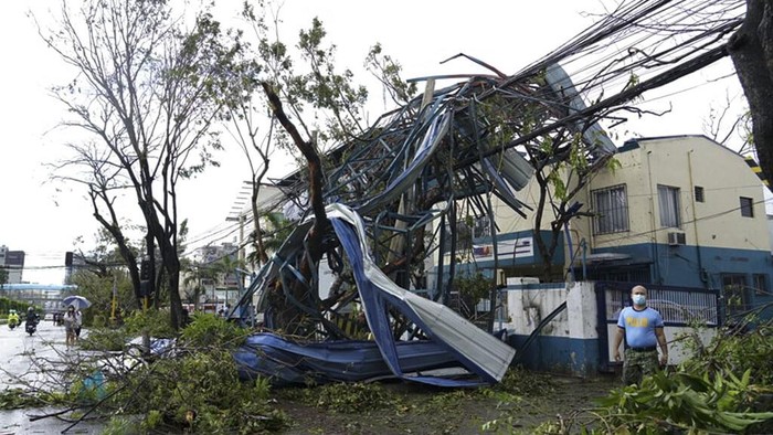 Warga menyelamatkan sisa-sisa rumah mereka yang rusak akibat Topan Rai di kota Cebu, Filipina tengah, Jumat, 17 Desember 2021. Topan dahsyat menghantam Filipina tenggara pada Kamis, menumbangkan pohon, merobek atap seng, dan merobohkan listrik. itu meledak di seluruh provinsi pulau di mana hampir 100.000 orang telah dievakuasi. (Foto AP/Jay Labra)