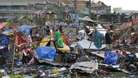 Warga menyelamatkan sisa-sisa rumah mereka yang rusak akibat Topan Rai di kota Cebu, Filipina tengah. Topan Rai mendatangkan angin berkecepatan maksimum 195 kilometer (120 mil) per jam saat mendarat di pulau Siargao pada Kamis (16/12) pukul 13:30 waktu setempat. Ini adalah badai terkuat yang melanda negara rawan bencana tersebut tahun ini. AP/Jay Labra