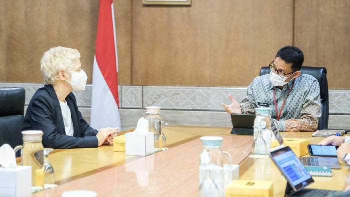 Menteri Pariwisata dan Ekonomi Kreatif/Kepala Badan Pariwisata dan Ekonomi Kreatif, Sandiaga Salahuddin Uno, bertemu dengan Duta Besar Portugal untuk Indonesia, Maria João Falcão Poppe Lopes Cardoso, di Gedung Sapta Pesona, Jakarta Pusat, Kamis (16/12/2021).