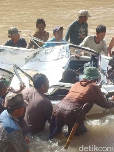 Sebuah mobil jatuh dari jembatan penghubung di Kecamatan Libureng, Kabupaten Bone, Sulsel. Akibat kecelakaan tersebut, dua penumpang tewas. (Zulkipli Natsir/detikcom)