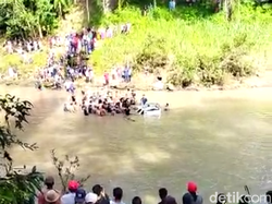 Mobil SUV Terjun dari Jembatan Gantung di Bone, 2 Penumpang Tewas