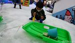 Serunya Anak-anak Bermain Salju di Sukoharjo