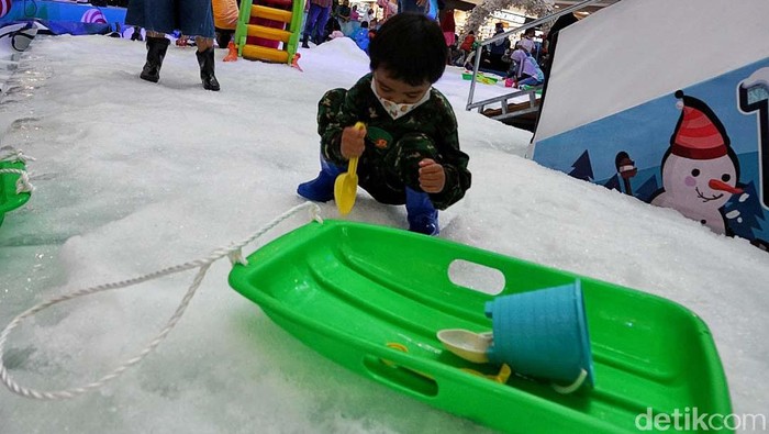 Serunya Anak-anak Bermain Salju di Sukoharjo Wanaha permainan salju di Hartono Mall Solobaru Sukoharjo, Jawa Tengah, kembali dibuka. Anak-anak tampak seru bermain.