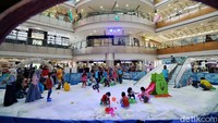 Anak-anak tampak bermain salju di Hartono Mall Solobaru Sukoharjo, Jawa Tengah, Jumat (17/12).