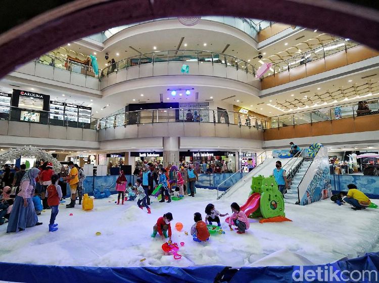 Serunya Anak-anak Bermain Salju di Sukoharjo