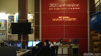 SMK Raden Umar Said (RUS) Kudus berada di Jalan Sukun Raya Nomor 09, Desa Besito, Kecamatan Gebog, Kudus. Di kompleks gedung sekolah terdapat gedung studio animasi (Foto: Dian Utoro Aji/detikcom)